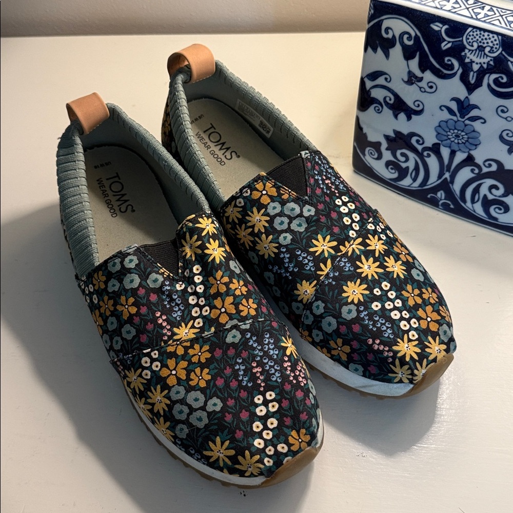 TOMS Resident 2.0 black wildflower slip-on canvas sneaker size 10
